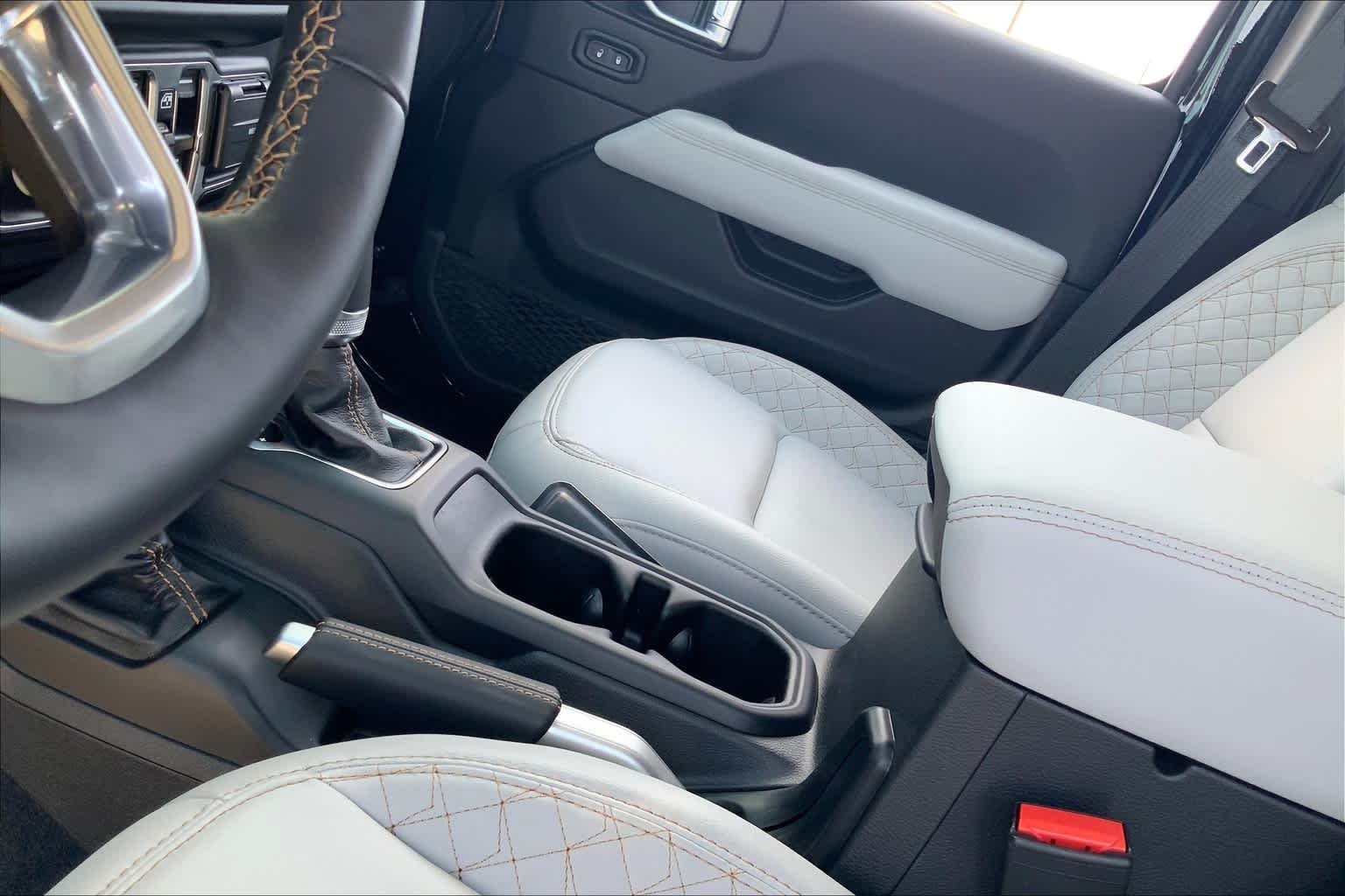 Used 2022 Black Clearcoat Jeep High Altitude image 33