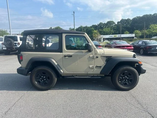 Used 2022  Jeep Sport image 2