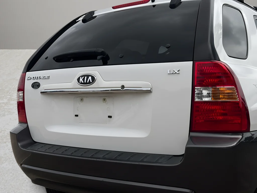 Used 2007 White Kia LX image 23
