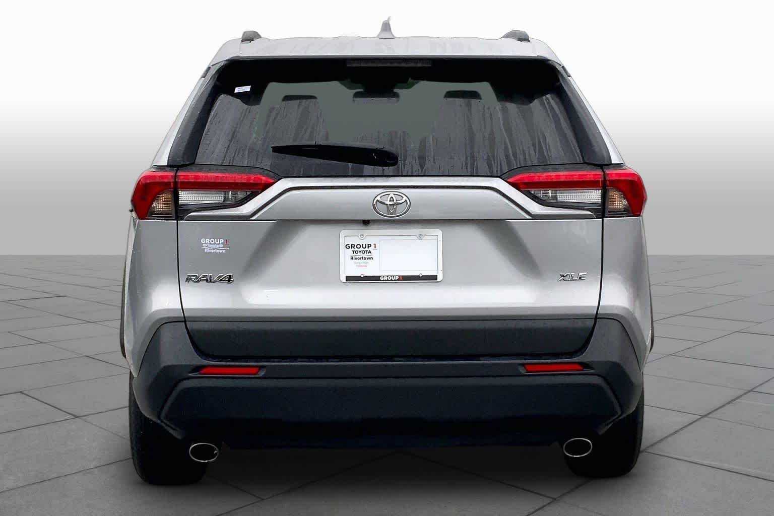 Used 2024 Silver Sky Metallic Toyota XLE image 5