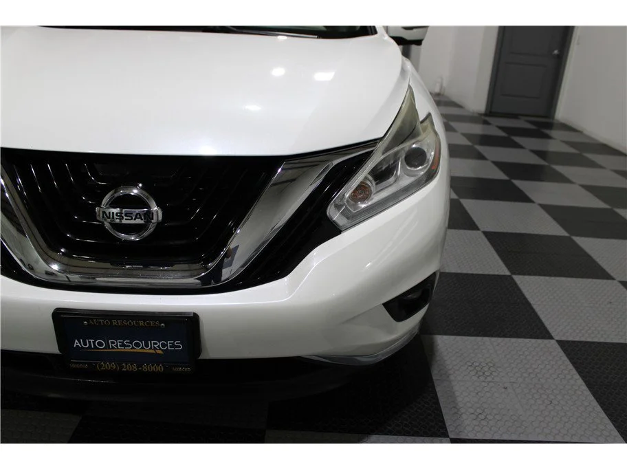 Used 2017 Pearl White Nissan Platinum image 8