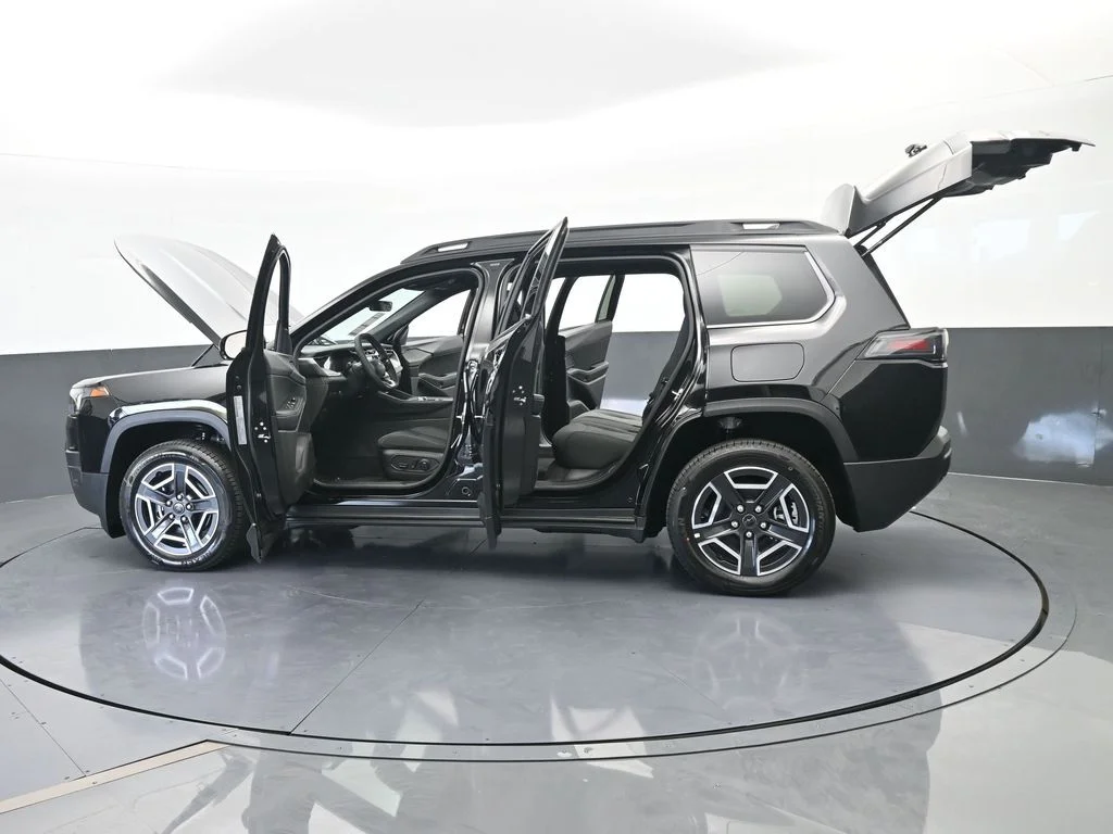New 2026 Diamond Black Crystal Pearl-Coat Exterior Paint Jeep Laredo image 65