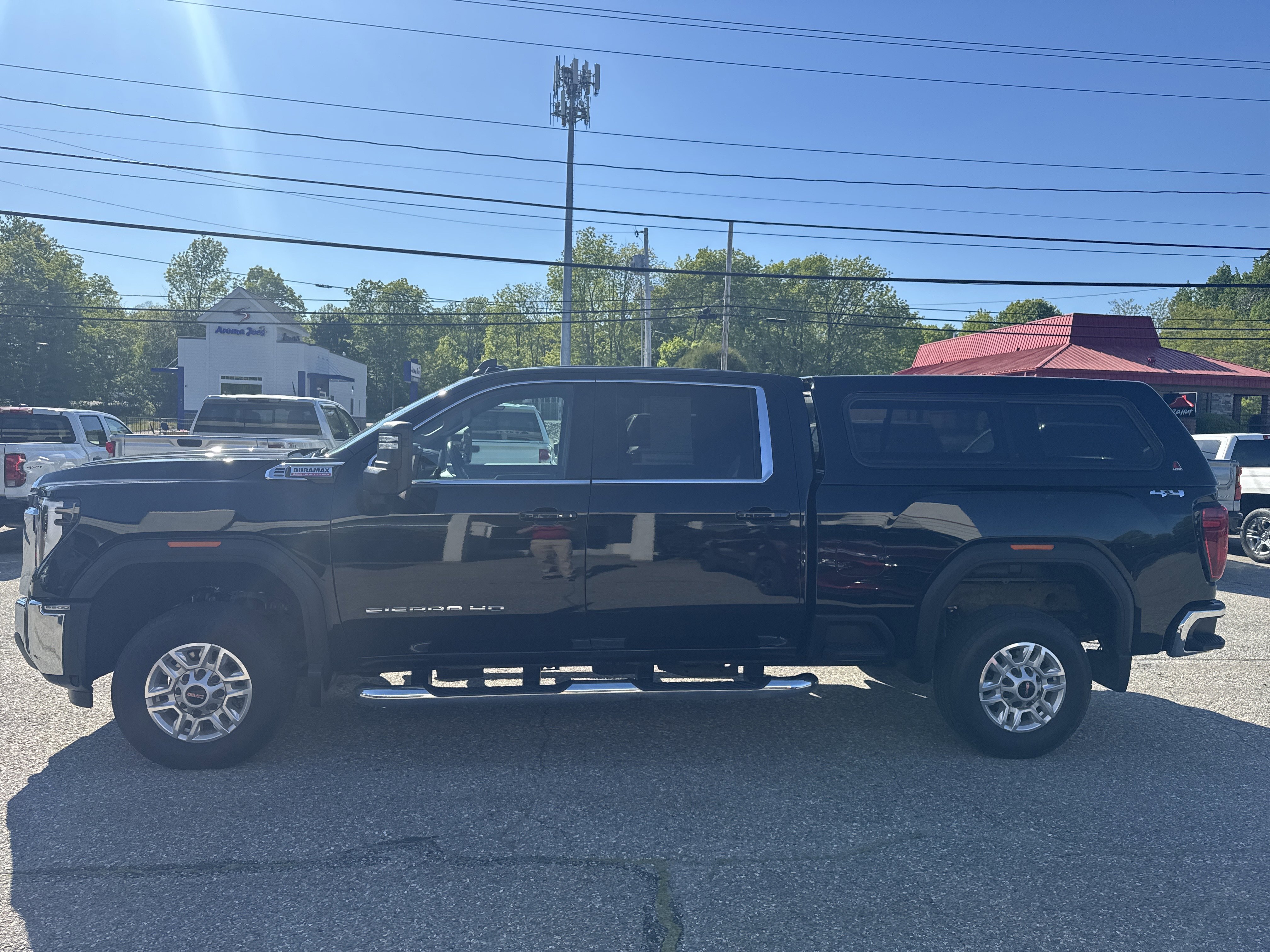 Used 2024 Onyx Black GMC SLE image 9