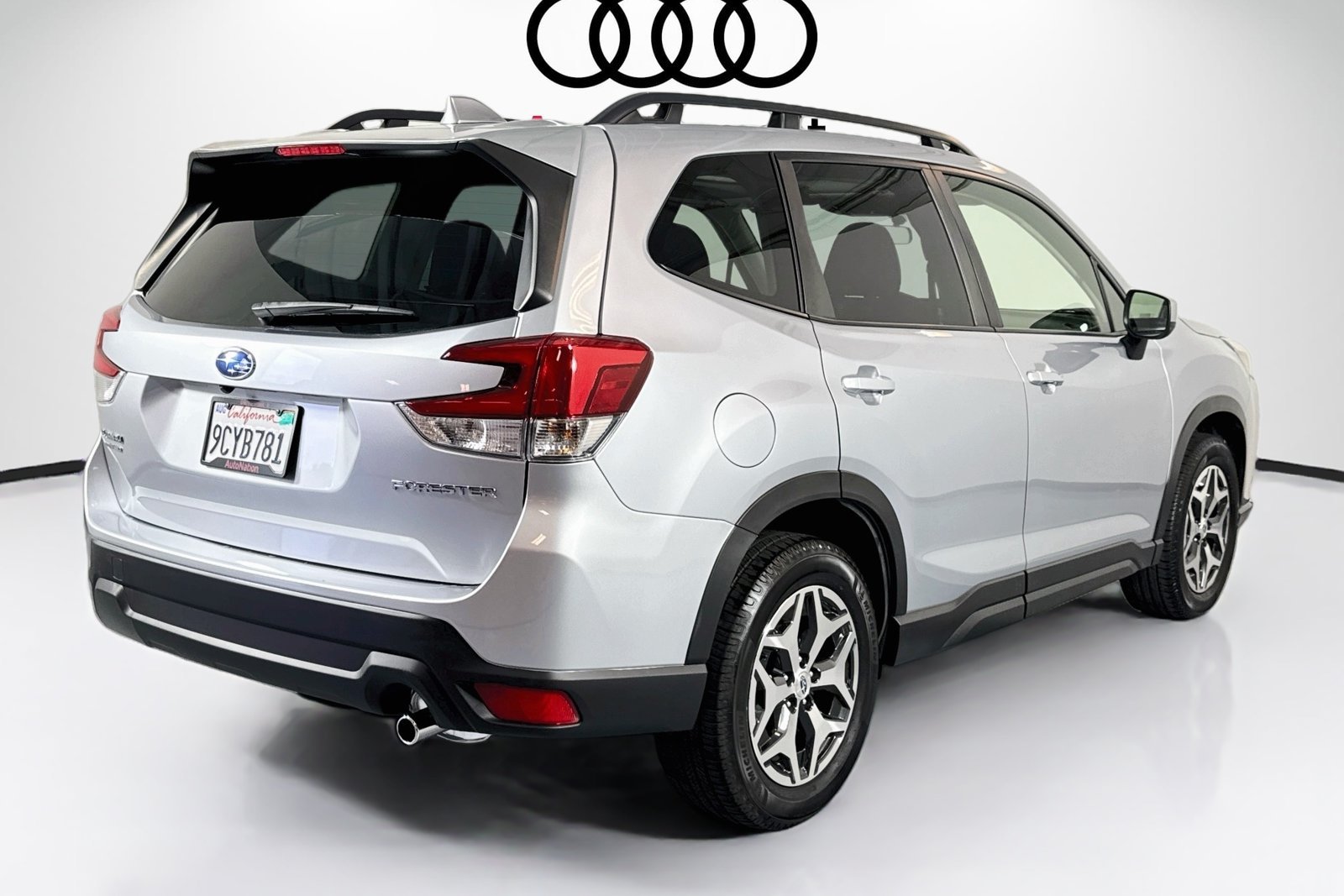 Used 2022 Ice Silver Metallic Subaru Premium image 5