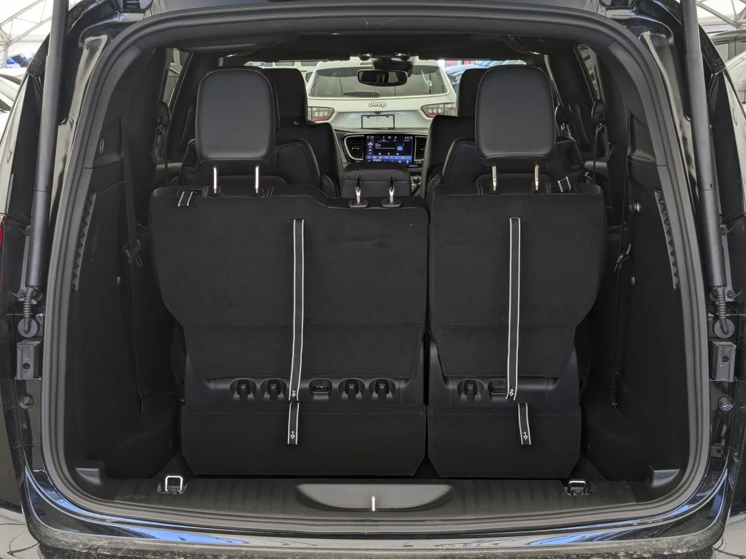 New 2027 Black Chrysler Select - - FWD - Stow n Go Seating - Adaptive Cruise - Blind-Spot - Apple CarPlay & More! image 28