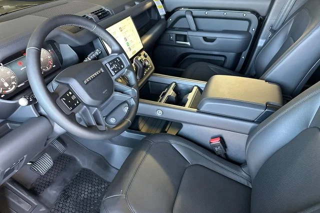 New 2026 Santorini Black Land Rover X-Dynamic SE image 9