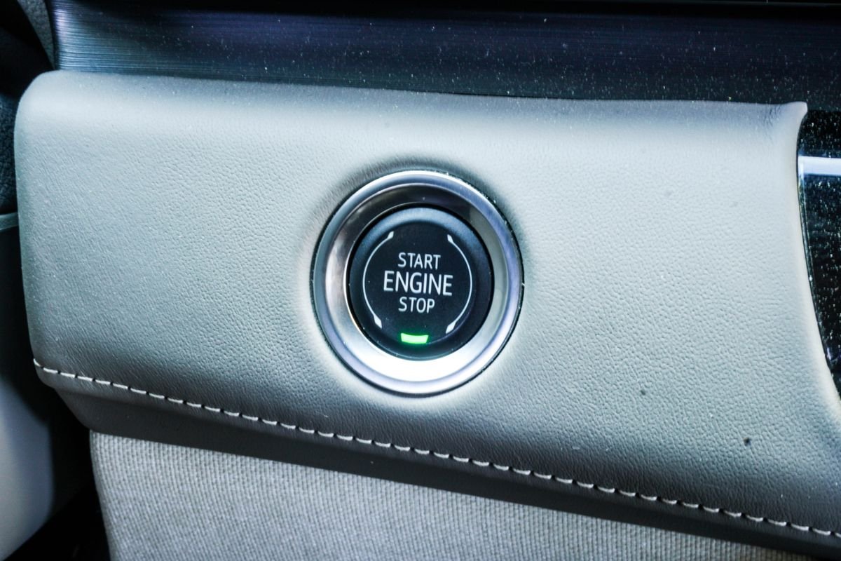 Used 2024 White Cadillac Sport Platinum image 22