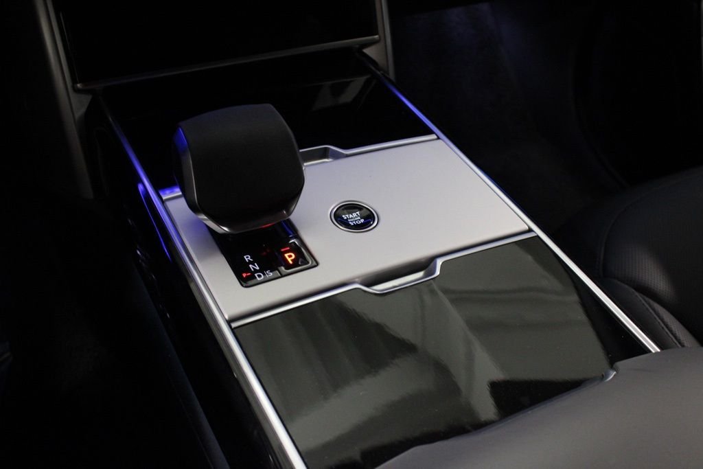 Used 2025 White Land Rover SE image 31