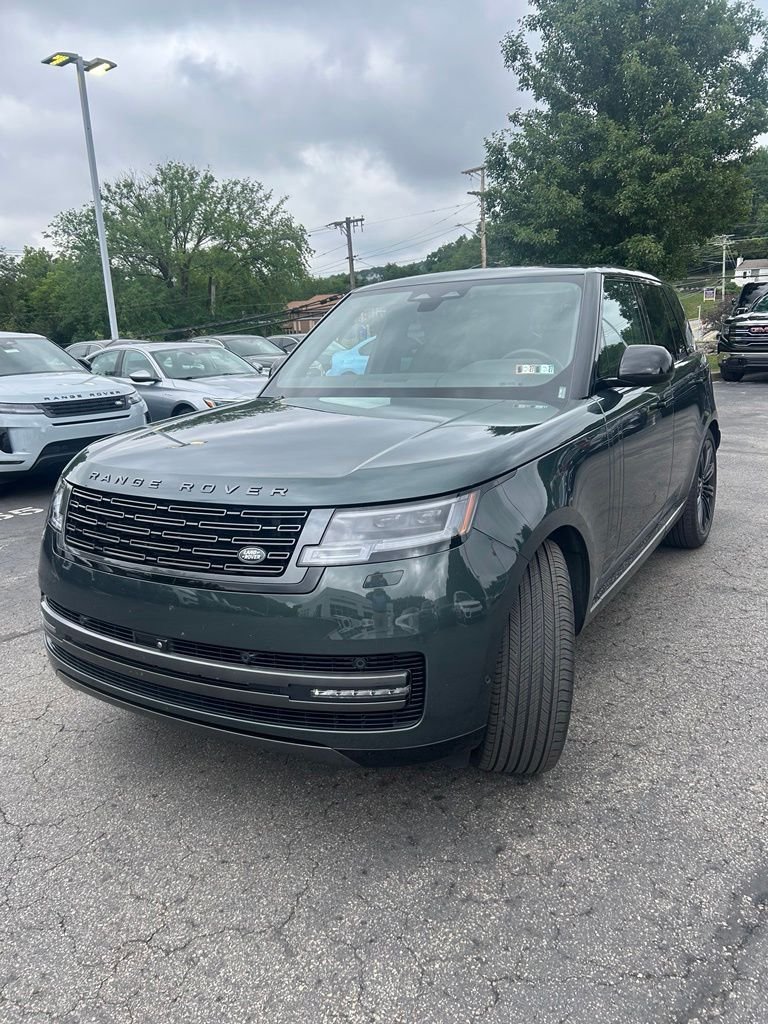 Certified Used 2025 Belgravia Green Metallic Land Rover SE image 3