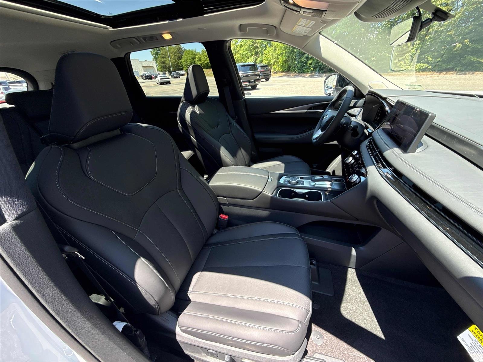 New 2027 RADIANT WHITE INFINITI Luxe FWD image 25