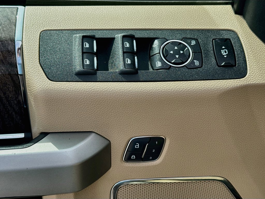 Used 2017  Ford Lariat image 18