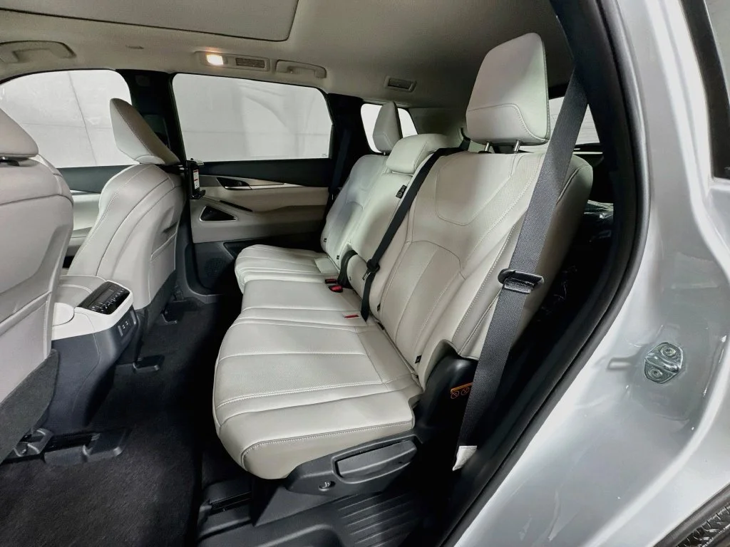 Certified Used 2027 White INFINITI LUXE image 33