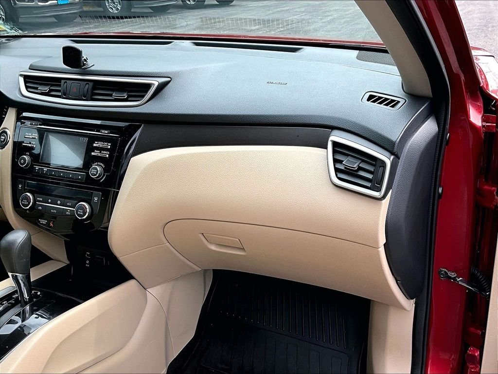 Used 2016 Cayenne Red Nissan SV image 13