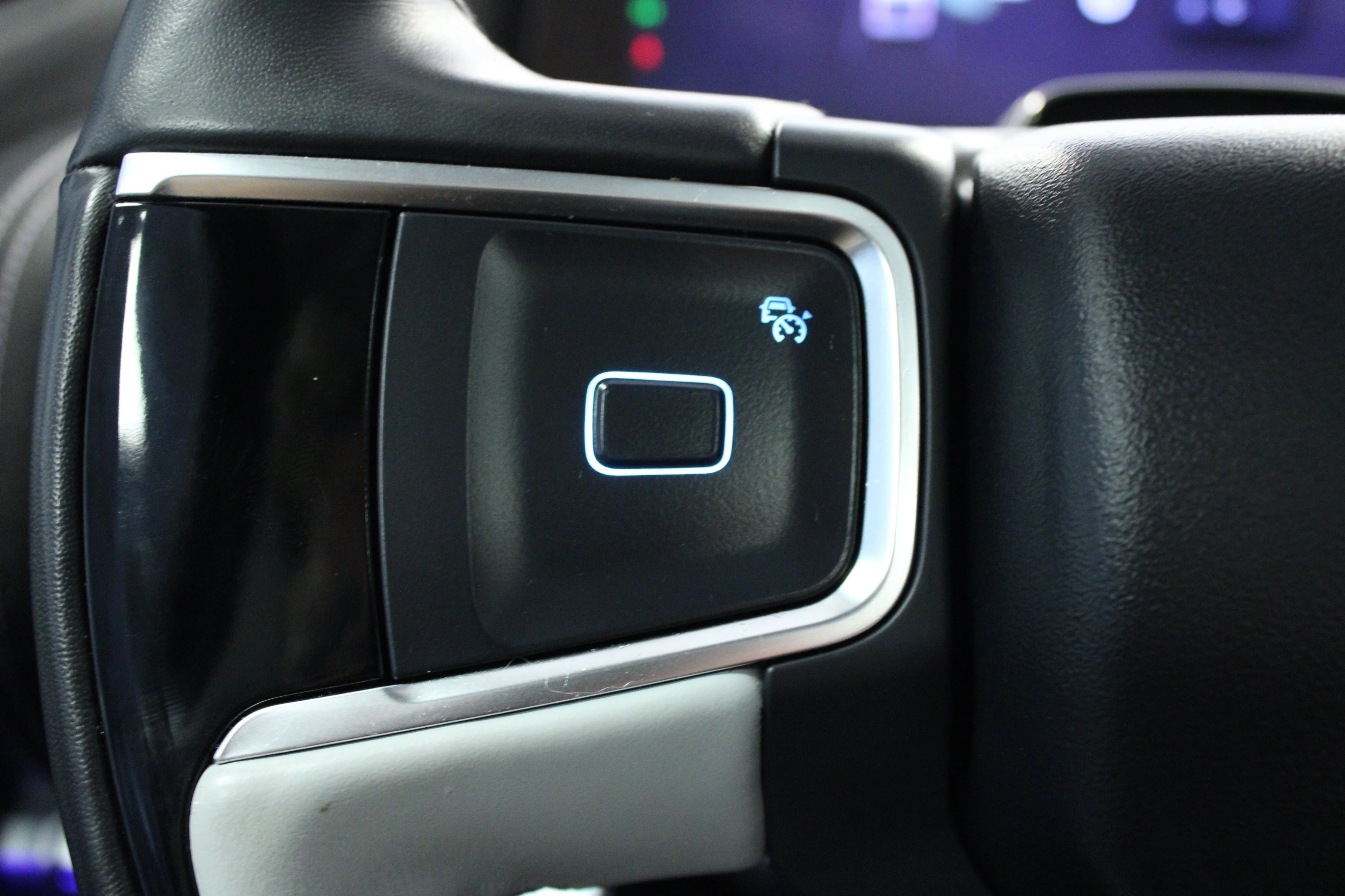 Used 2025 White Metallic Ford Platinum image 21