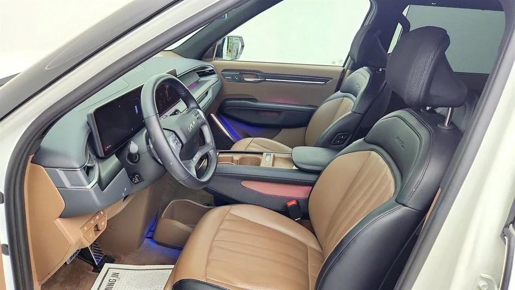 Used 2024 Snow White Pearl Kia Land AWD w/ Brown/Black Interior image 20