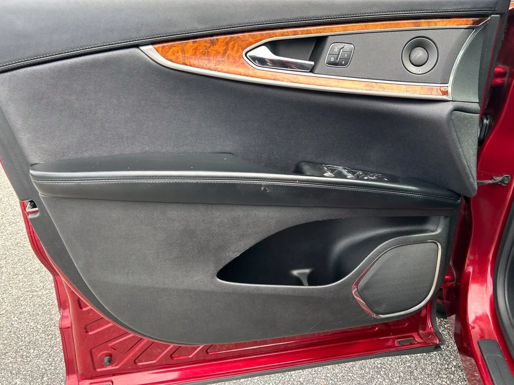 Used 2016 Red Lincoln Select image 12