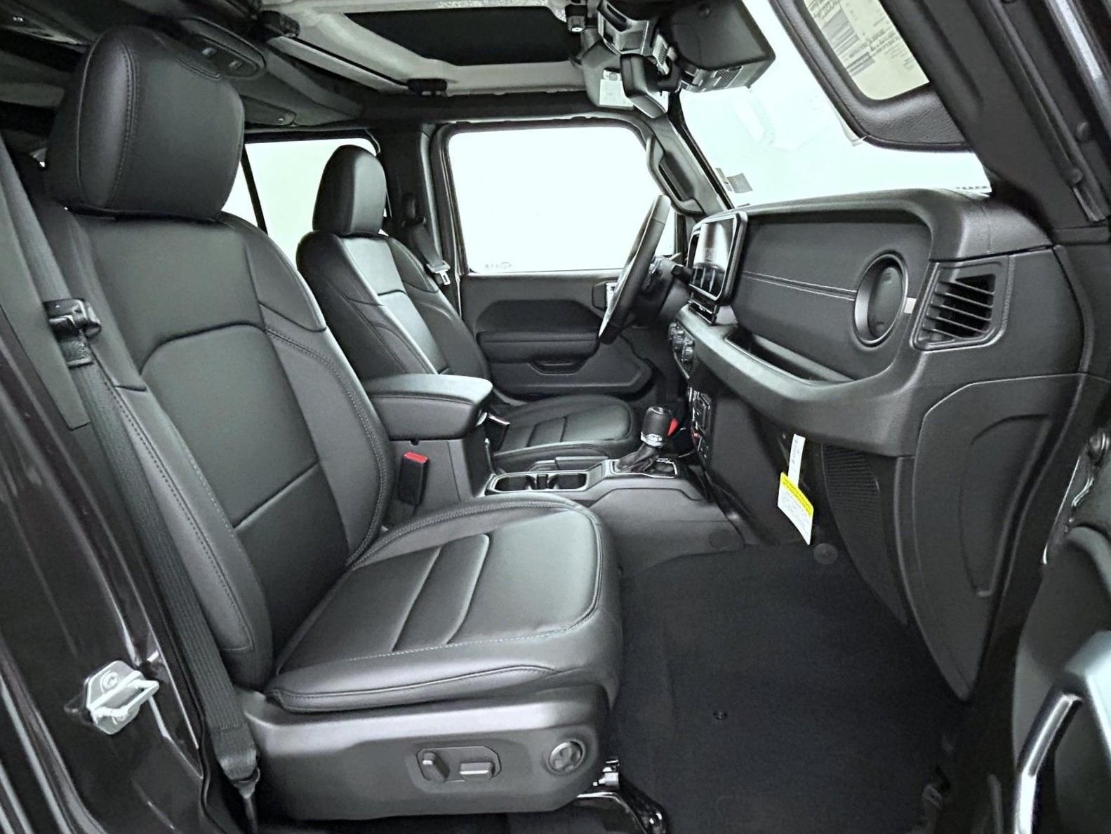 New 2026 Granite Crystal Metallic Clearcoat Jeep Moab 392 image 15
