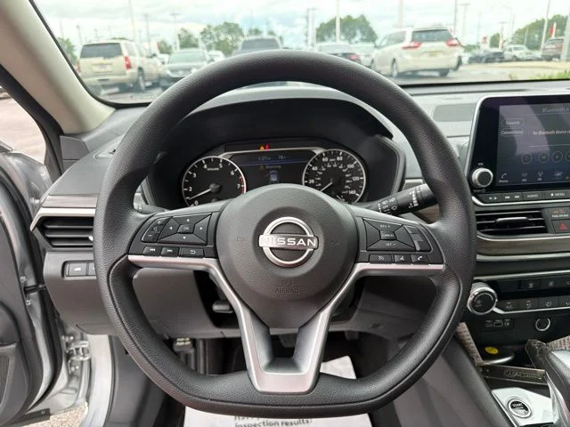 Used 2025 Silver Nissan 2.5 SV image 31