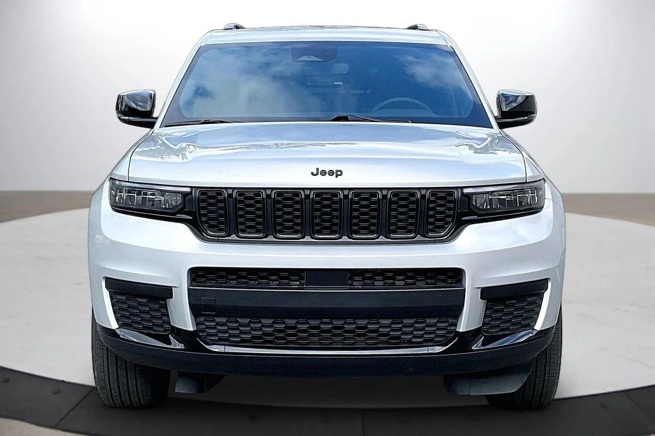 Used 2024 Silver Jeep Altitude image 3