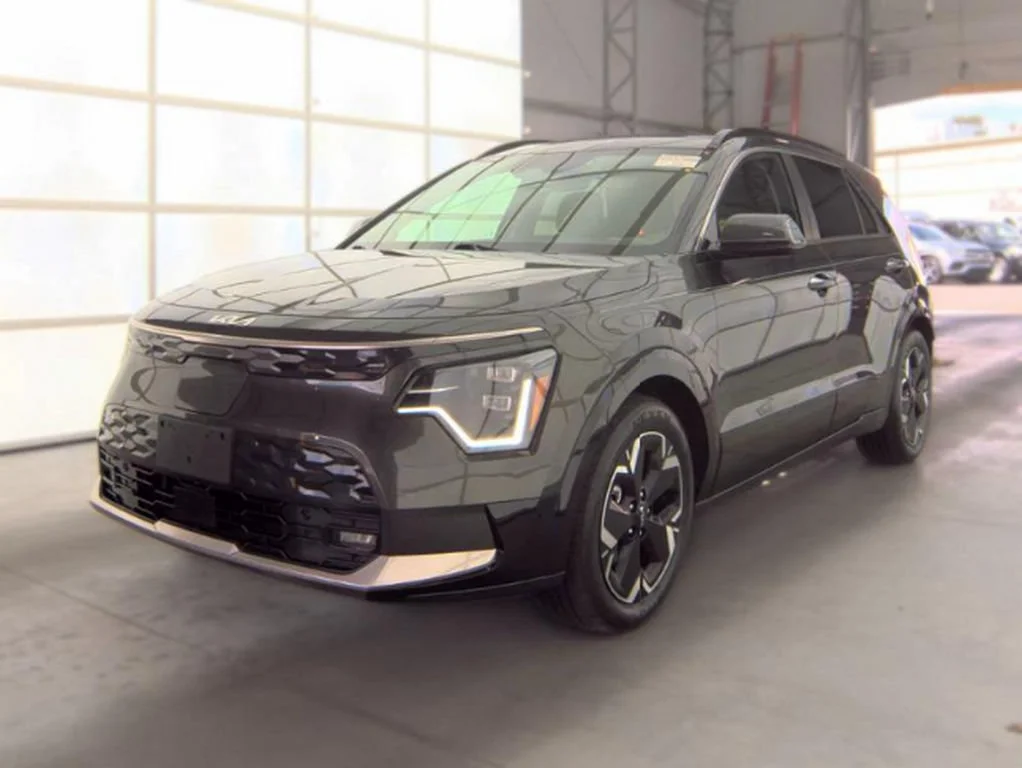 Used 2023 Gray Kia Wave image 2