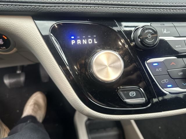 Used 2024 White Chrysler Select image 24