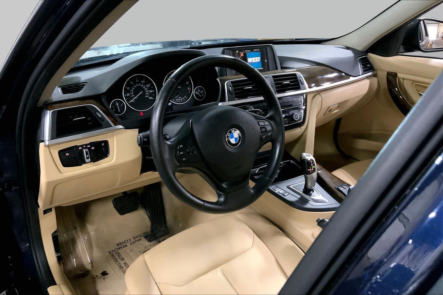 Used 2016 Imperial Blue Metallic BMW 320i xDrive image 18