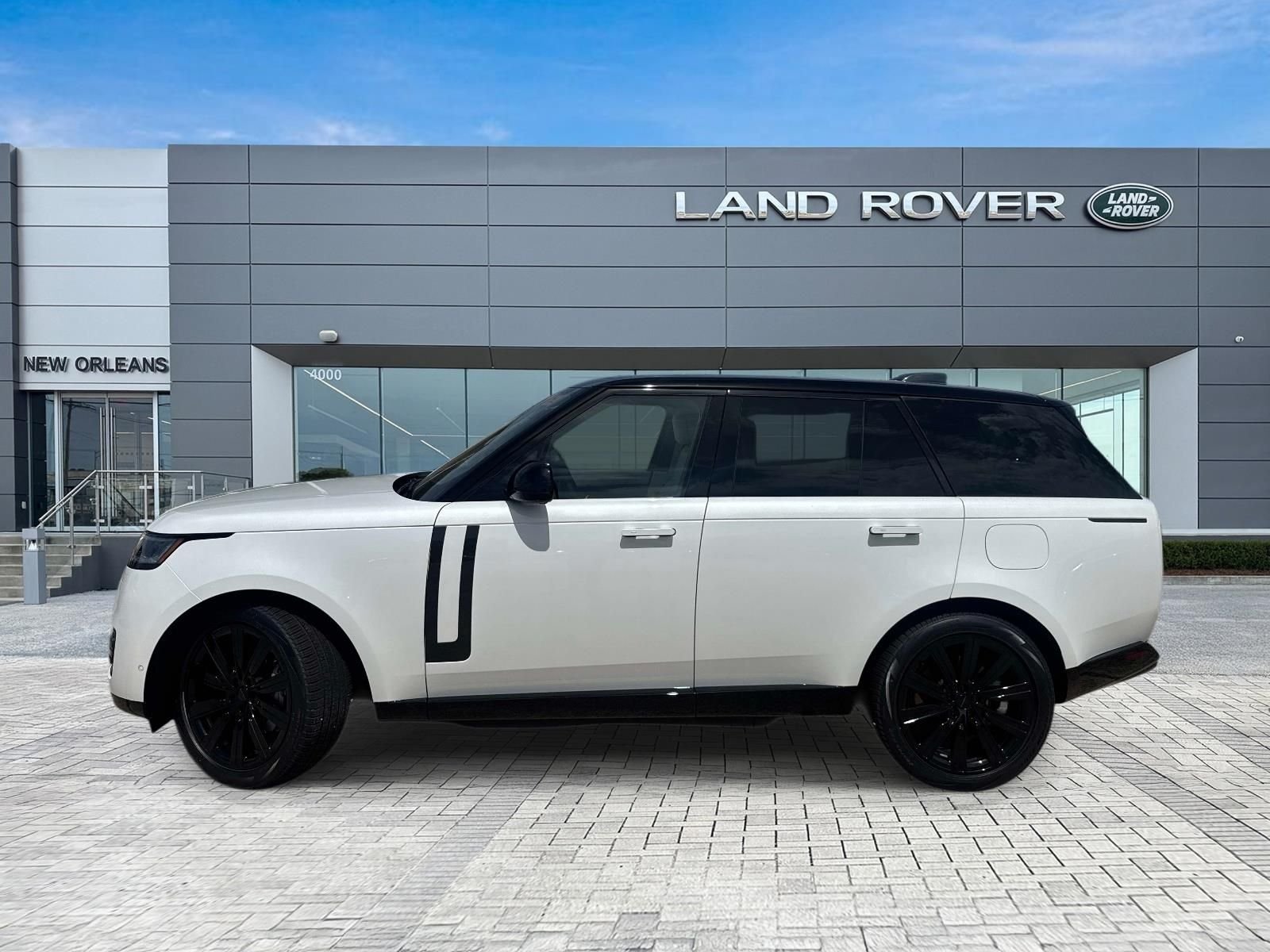 New 2026 Ostuni Pearl White LAND ROVER SE PHEV image 2
