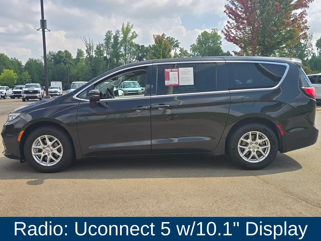 Used 2023 Black Chrysler Touring L image 4