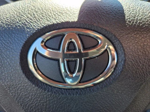 Used 2016 White Toyota XLE Premium image 32