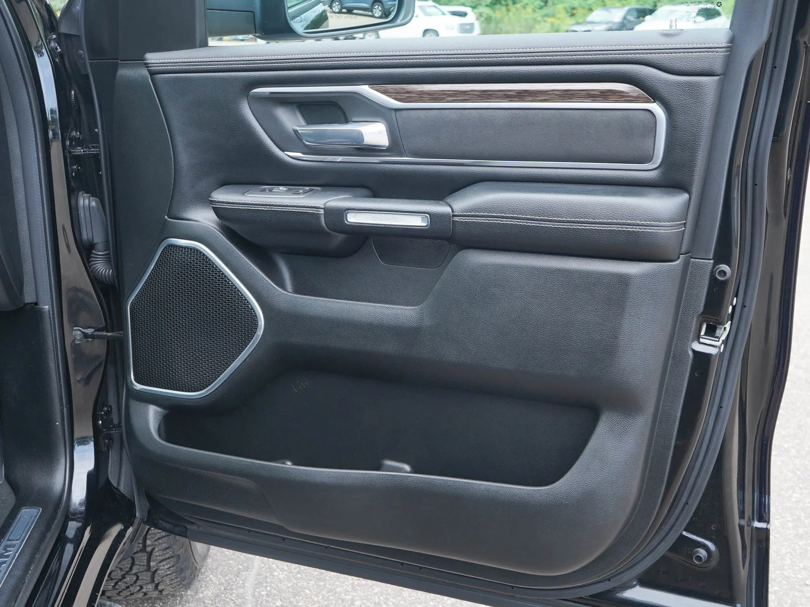 Used 2020 Diamond Black Crystal Pearlcoat Ram Laramie image 9