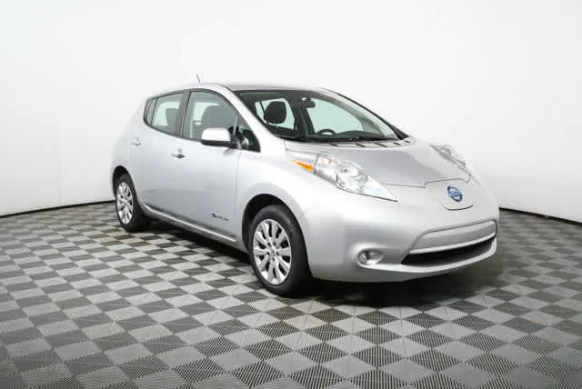 2017 Nissan Leaf S's photo