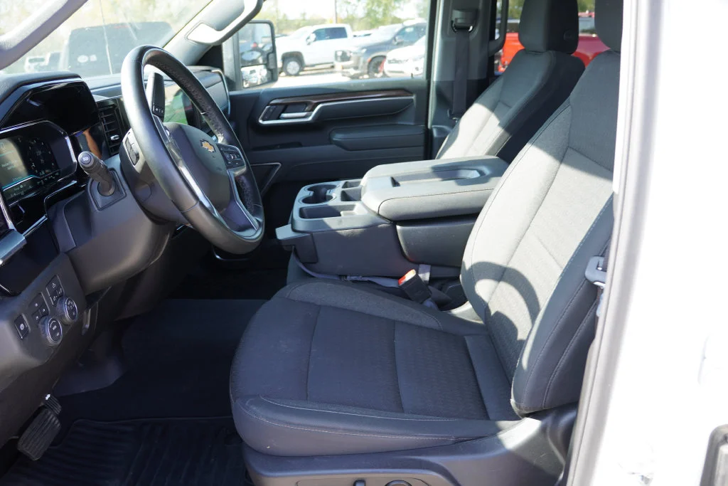 Used 2025 Summit White Chevrolet LT image 4