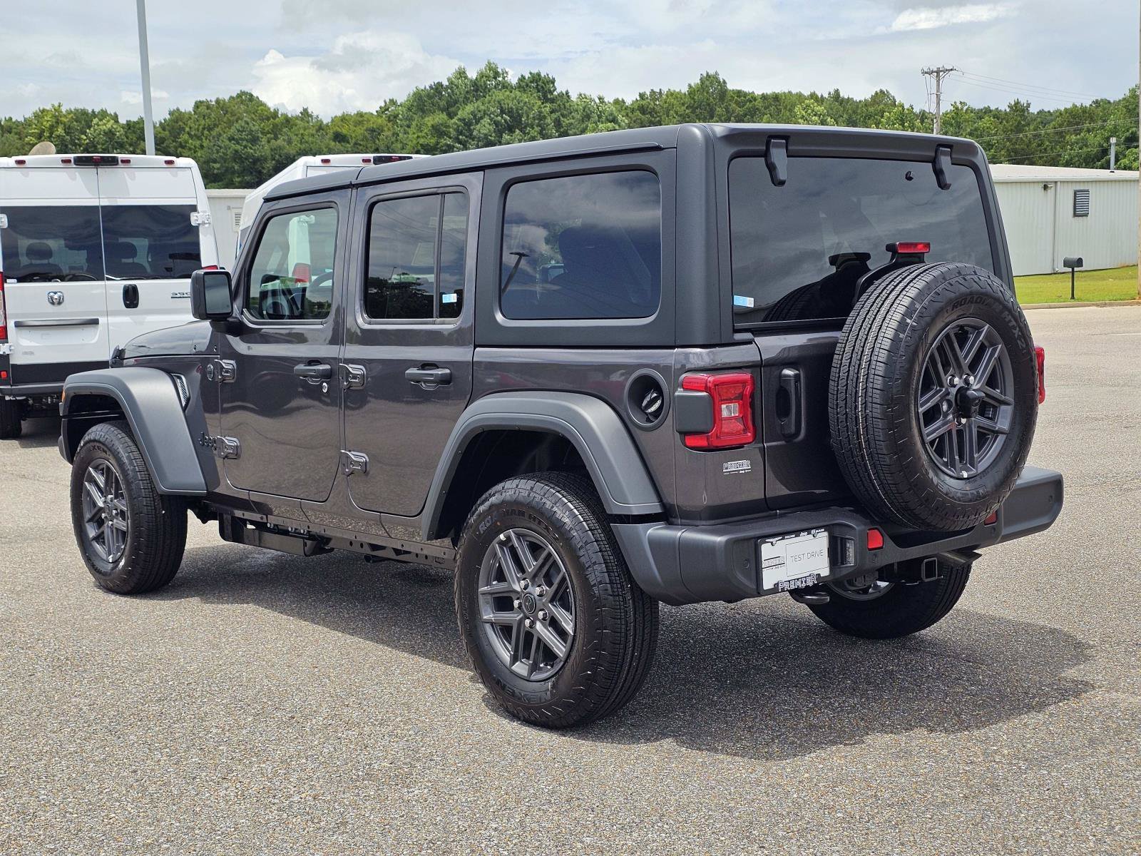 New 2026 Granite Crystal Metallic Clearcoat Jeep Sport S image 12