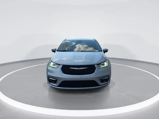 Used 2023 Silver Chrysler Touring L image 3
