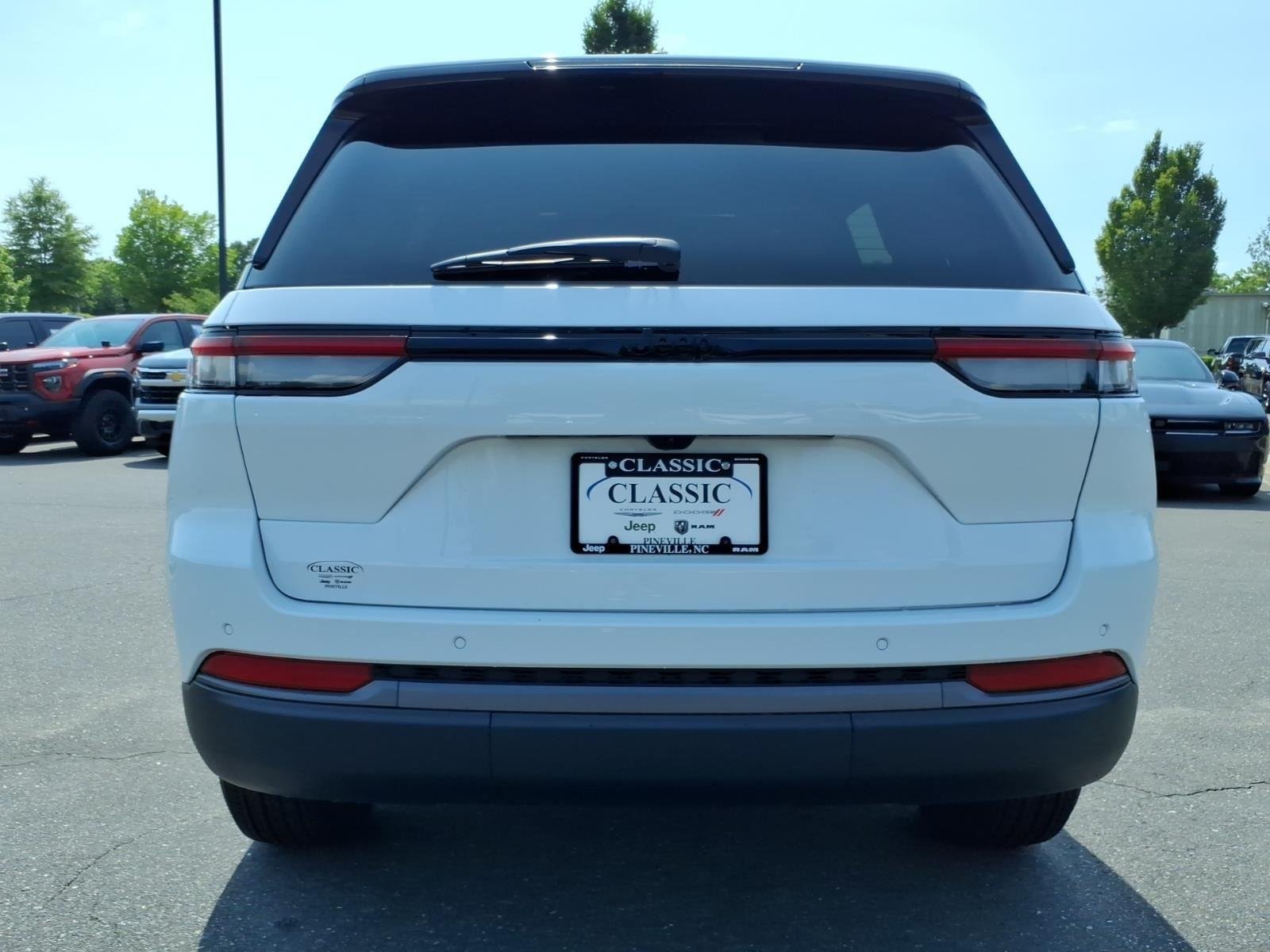 New 2026 Bright White Clear-Coat Exterior Paint Jeep Laredo Altitude image 16