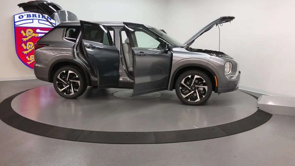 Used 2022 Mercury Gray Metallic Mitsubishi SEL image 6