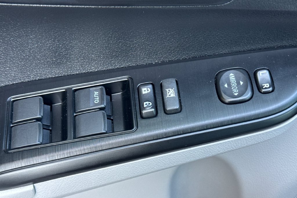 Used 2014 Silver Toyota LE image 14