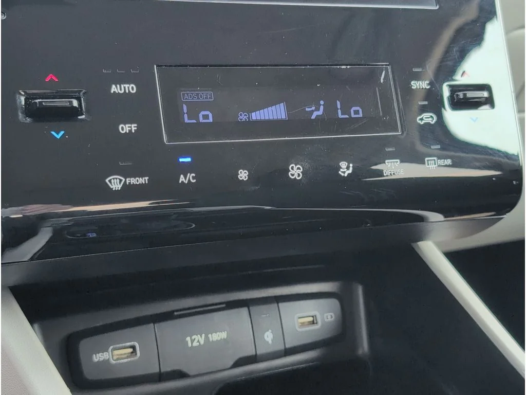 Used 2024 SILVER Hyundai SEL AWD image 16