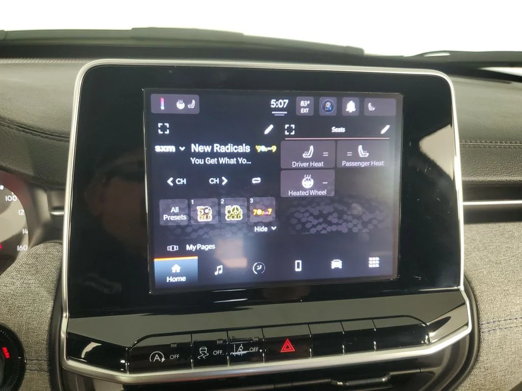 Used 2025 White Jeep Latitude image 21