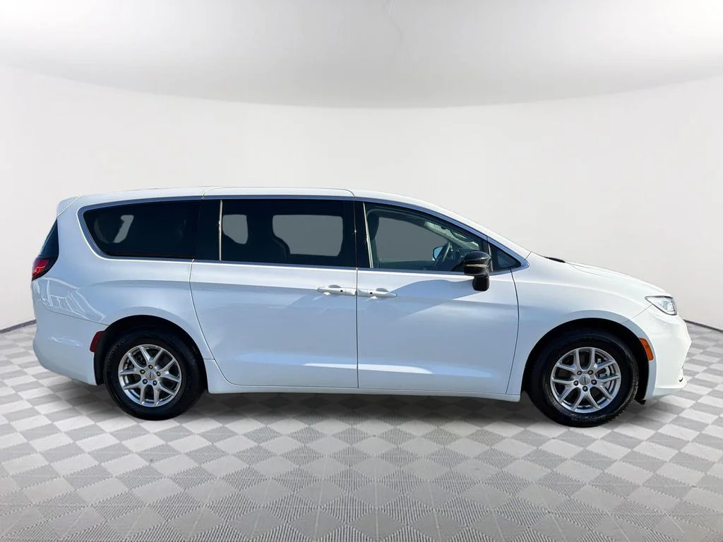 Used 2024 White Chrysler Touring L image 4