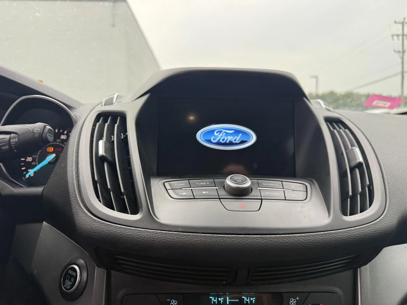 Used 2019 Wh Ford SE image 13