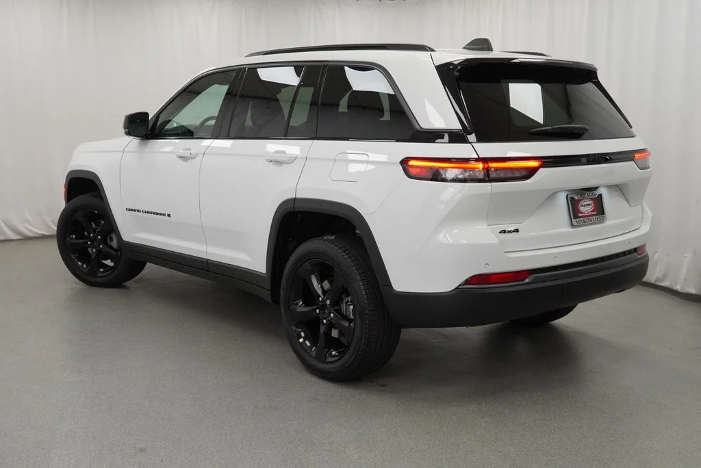 New 2027 Bright White Clear-Coat Paint Jeep Limited image 13