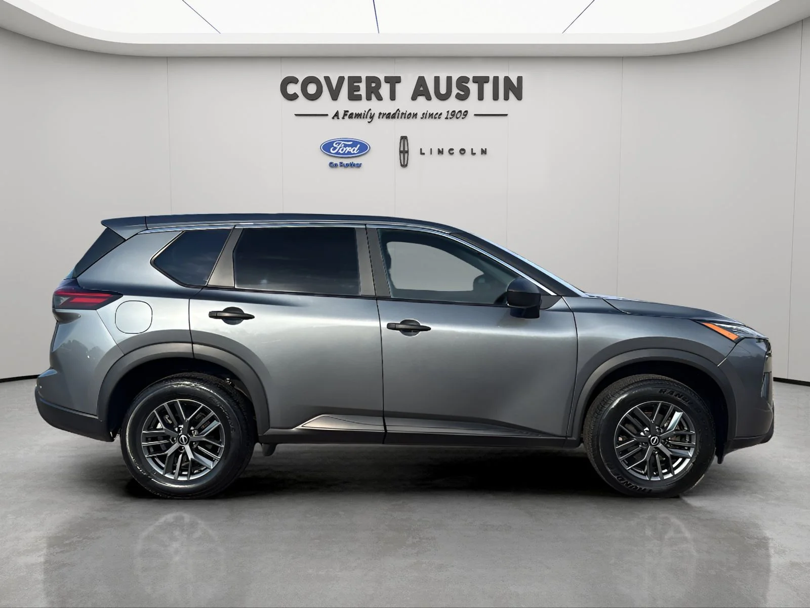 Used 2024 Gray Nissan S image 6