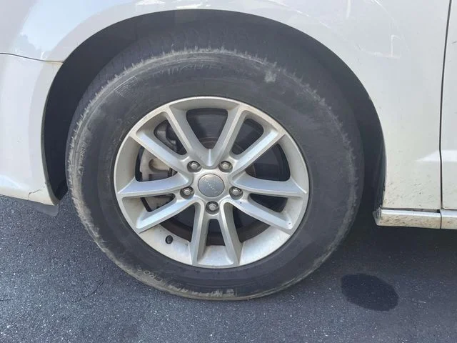 Used 2019 White Dodge SXT image 7