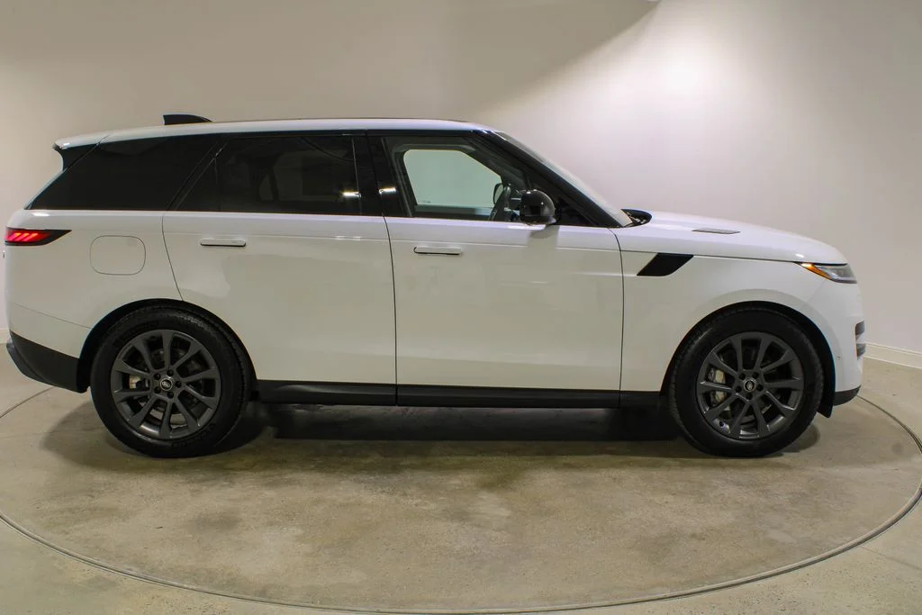 Used 2023 Fuji White Land Rover SE image 6