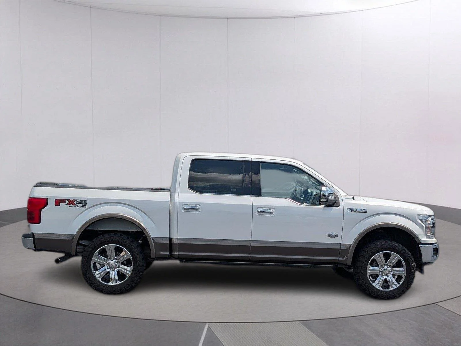 Used 2019 White Platinum Metallic Tri-Coat/Stone Gray Ford King Ranch image 7