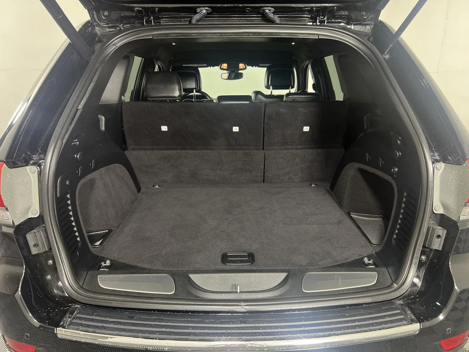 Used 2018 Diamond Black Crystal Pearlcoat Jeep Limited image 22
