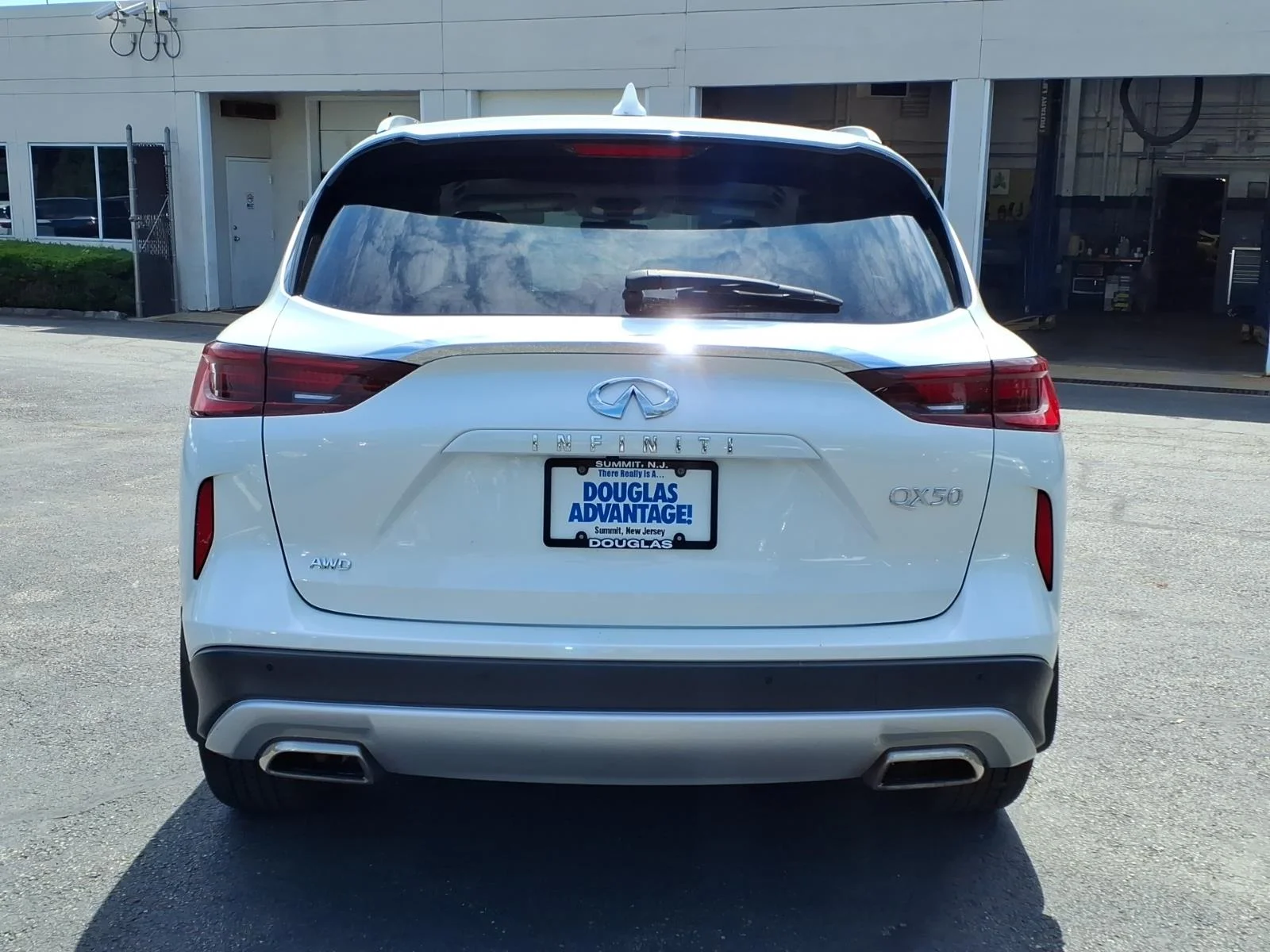 Certified Used 2025 White INFINITI LUXE image 7
