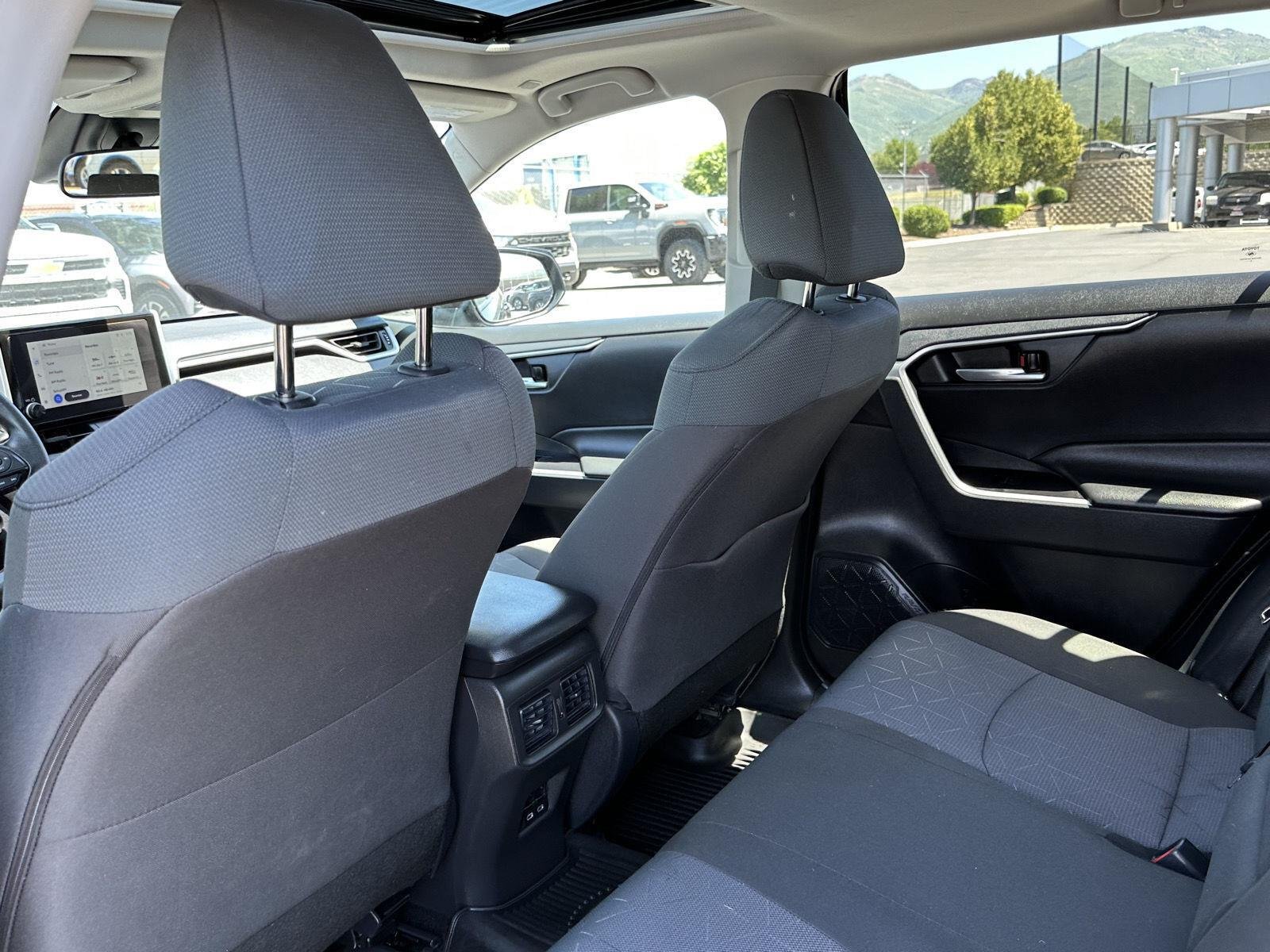 2025 Toyota RAV4 XLE - Photo 21