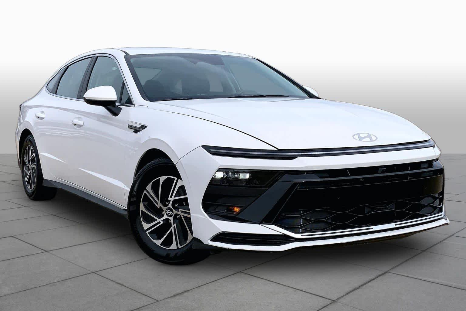 Used 2026 Serenity White Hyundai Blue image 3